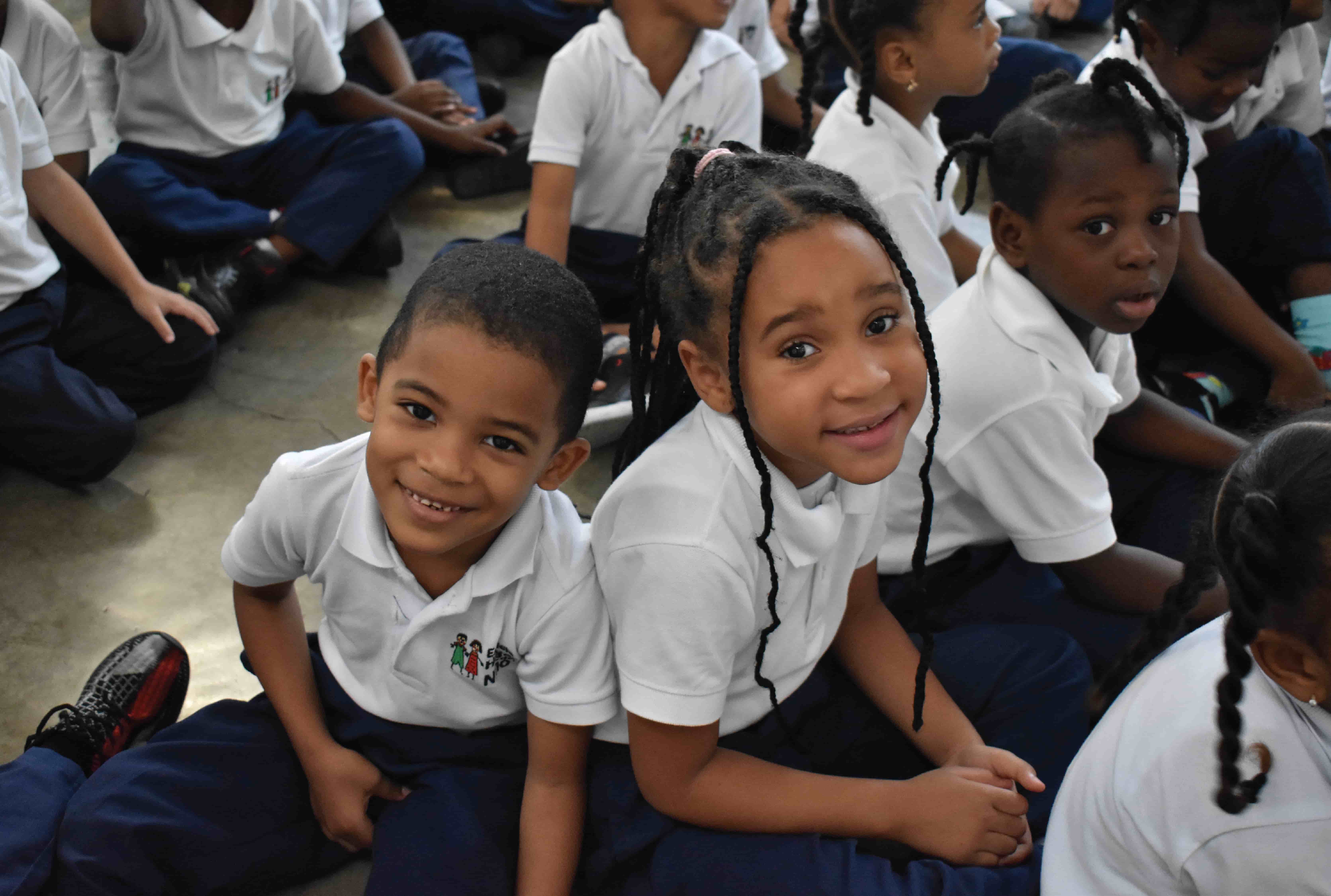 Niños en el patio de la escuela